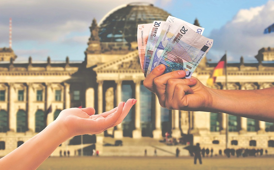 persona paga dinero