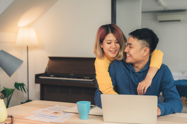 pareja feliz frente a pc