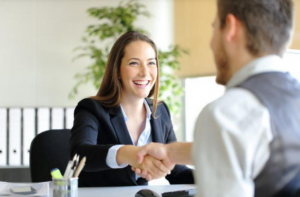 mujer contratando seguro
