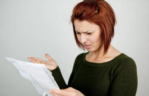 mujer recibiendo notificacion