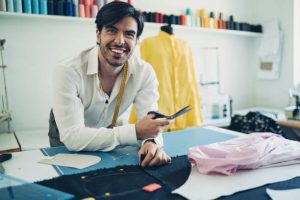 Diseñador de moda en un estudio de ropa Negocio de confección de ropa y joyas en USA