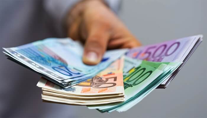 por qué el dinero tiene valor