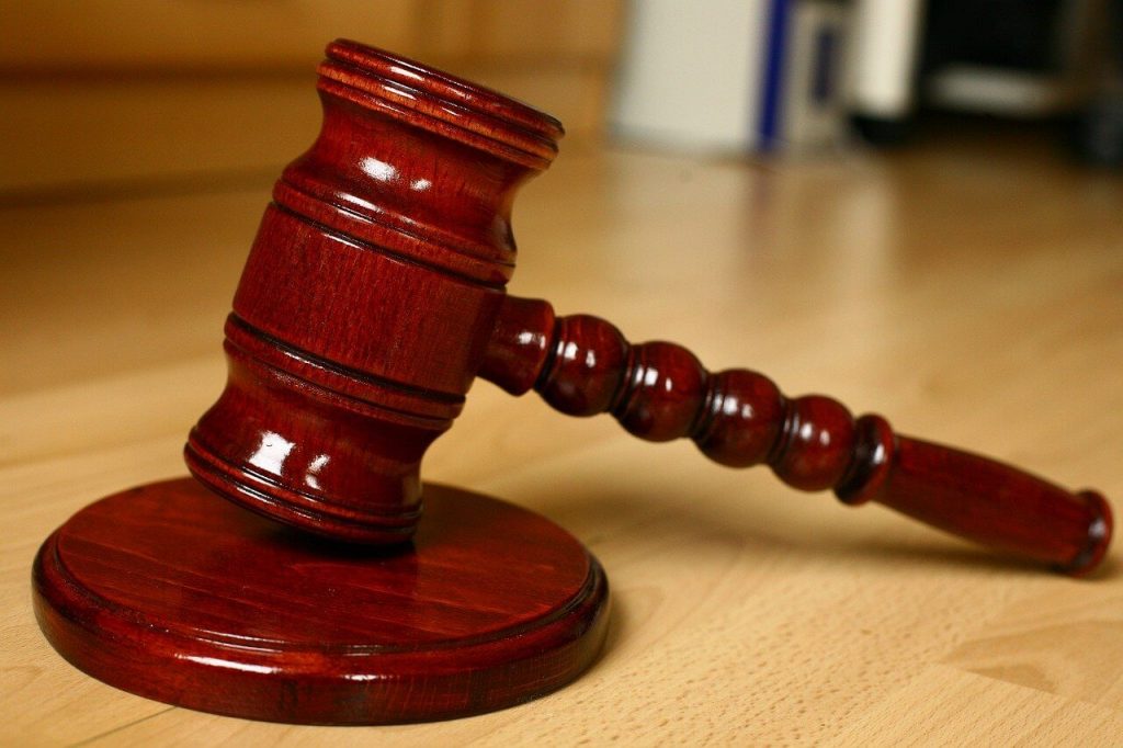 cómo demandar a un cliente deudor