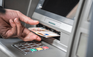 el cajero se traga el dinero