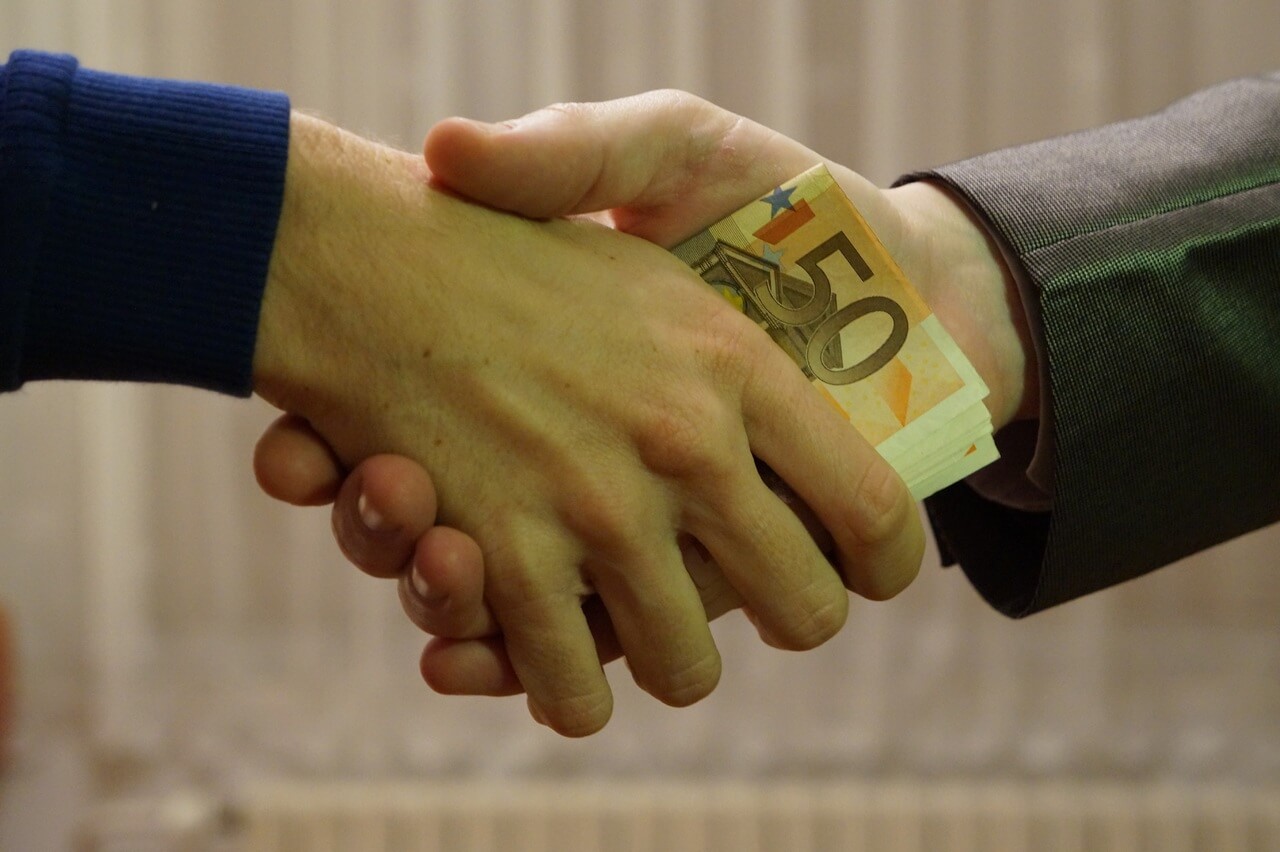 puedo dnnunciar alguien que me debe dinero en España