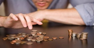 ¿Por qué las monedas huelen mal?