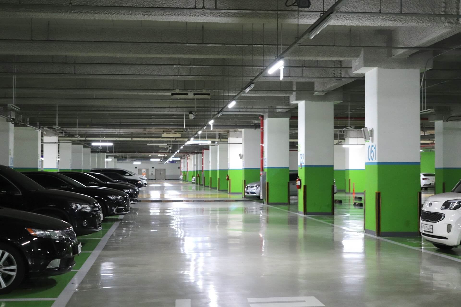 zona verde del estacionamiento